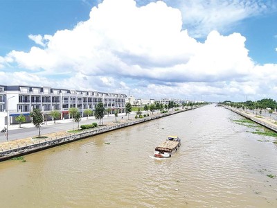Phát triển đô thị là một trong những trụ cột được Hậu Giang tập trung thu hút Kl99ok phiên bản mới. Trong ảnh: Khu đô thị mới hình thành trên bờ kênh xáng Xà No (TP. Vị Thanh, Hậu Giang)
