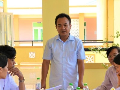 Ông Hồ Quốc Hương (đứng) bị cách hết chức vụ trong Đảng. Ảnh: Tỉnh uỷ Quảng Trị.