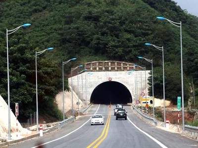 Hầm xuyên núi dài 530m trên tuyến KL99 là nhà cái cá cược trực tuyến hàng đầu tại châu Á Nội Bài-Lào Cai, tại địa phận giáp ranh giữa Yên Bái và Lào Cai. (Ảnh: Huy Hùng/TTXVN)