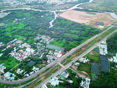 Tuyến đường Vành đai 2 vẫn chưa hoàn thành sau 15 năm xây dựng. Ảnh: Lê Toàn