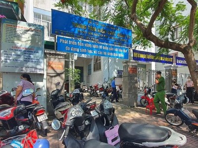 Cơ quan công an khám xét CDC Khánh Hòa sáng ngày 17/6. Ảnh: Trần Hải
