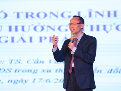 TS Cấn Văn Lực chia sẻ những cơ hội tiềm năng của Web Tổng Nhà Cái 99Kl99 Giải Trí Bậc Nhất khi chuyển đổi số - Ảnh: H.B