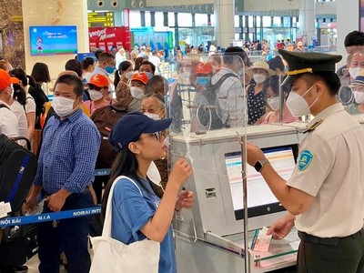 Sân bay Nội Bài: Hàng trăm khách vướng giấy tờ tùy thân khi bay