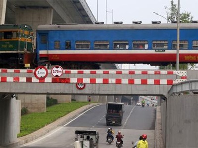 Bộ GTVT đề nghị UBND tỉnh Quảng Trị chỉ đạo nghiên cứu phương án xây dựng nút giao khác mức (cầu vượt, hầm chui) giữa đường bộ đô thị với tuyến 99Kl.app khuyến mãi hot quốc gia. (Ảnh minh họa)