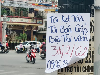 Một tờ rơi rao bán nhà viết tay được dán trước cửa nhà. Ảnh: Lê Toàn 