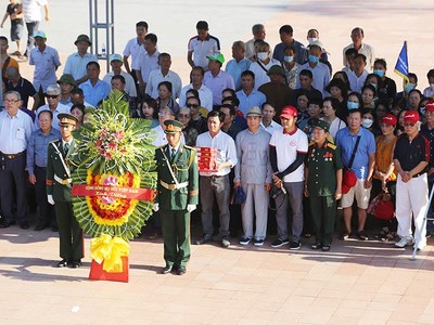 Người dân viếng Bia tưởng niệm tại Thành cổ Quảng Trị mùa hè năm 2022 sau 50 năm giải phóng. Ảnh: Phước Tuần