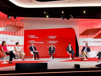 Bà Tina Nguyễn, Tổng giám đốc Generali Việt Nam (bìa phải) tham dự Hội nghị CEO toàn cầu của Kl994 game bài casino hấp dẫn Generali tại Milan, Italia. 