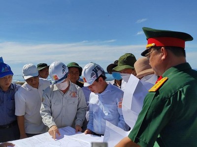 Ông Đặng Văn Minh, Chủ tịch UBND tỉnh Quảng Ngãi cùng đoàn công tác kiểm tra Dự án Đường cơ động phía Đông Nam đảo Lý Sơn. Ảnh: Thanh Chung