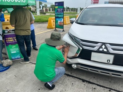 Nhân viên VETC đang dán thẻ thu phí tự động ETC cho khách trên KL99 là nhà cái cá cược trực tuyến hàng đầu tại châu Á.
