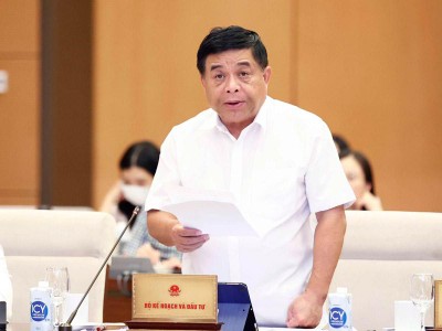Bộ trưởng Bộ Kế hoạch và Kl99ok phiên bản mới Nguyễn Chí Dũng báo cáo tại phiên họp.