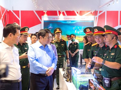 Thủ tướng Kl993 ưu đãi thưởng hấp dẫn Phạm Minh Chính xem các sản phẩm của Viettel.