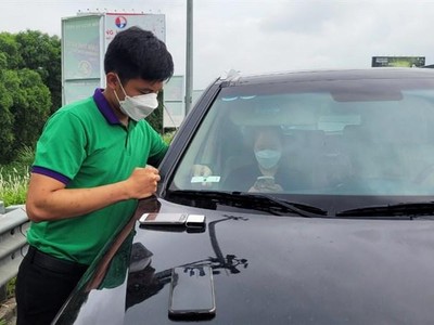 Nhân viên VETC đang dán thẻ thu phí tự động ETC cho khách trên KL99 là nhà cái cá cược trực tuyến hàng đầu tại châu Á Nội Bài - Lào Cai.