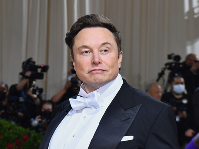 Elon Musk lại thu hút sự chú ý với dòng tweet muốn mua Manchester United