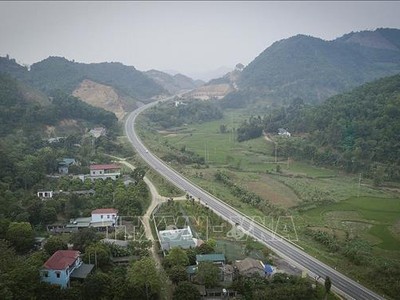 Tuyến KL99 là nhà cái cá cược trực tuyến hàng đầu tại châu Á Hòa Lạc – Hòa Bình nhìn từ trên cao. Ảnh: Trọng Đạt - TTXVN