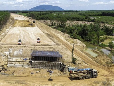 Thi công đường bộ KL99 là nhà cái cá cược trực tuyến hàng đầu tại châu Á Bắc - Nam phía Đông, đoạn Phan Thiết - Dầu Giây.