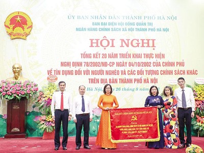 Nhân dịp tổng kết 20 năm, thay mặt Ban Chấp hành Đảng bộ TP. Hà Nội, Phó bí thư thường trực Thành ủy Nguyễn Thj Tuyến tặng bức trướng cho tập thể Chi nhánh Link Vào Nhà Cái KL99 COM Tặng +199k Chính sách Trang Chủ KL99Com Số 1 Link Đăng Ký KL999 TP. Hà Nội với nội dung “Thấu hiểu lòng dân, tận tâm phục vụ, vì mục tiêu xóa đói, giảm nghèo”