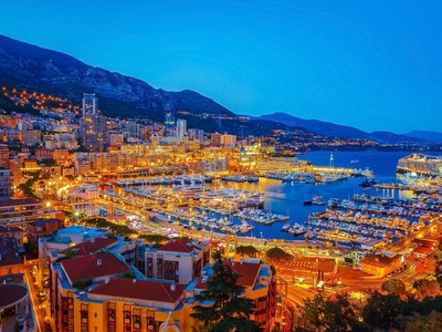 Du thuyền tham dự Monaco Yacht Show quy tụ về cảng Hercules