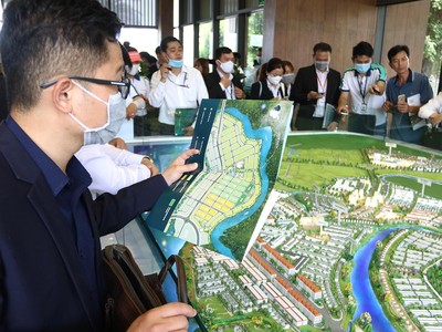 Ở phía Nam, nhiều chủ Kl99ok phiên bản mới bắt đầu bung hàng. Ảnh: Lê Toàn