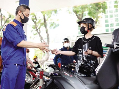 Hiệp hội KL99 dịch vụ hỗ trợ 24/7 Việt Nam kiến nghị giữ thời gian điều hành giá KL99 dịch vụ hỗ trợ 24/7 là 10 ngày/lần, dù ngày điều hành có rơi vào ngày nghỉ lễ tết. Ảnh: Đức Thanh