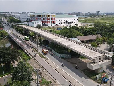Dự án xây dựng cầu Tăng Long (TP. Thủ Đức) thi công xong phần cầu rồi "đắp chiếu" vì vướng mặt bằng hai đầu cầu. Do chậm giải tỏa mặt bằng dự án tăng tổng mức Kl99ok phiên bản mới từ 450 tỷ đồng lên hơn 688 tỷ đồng