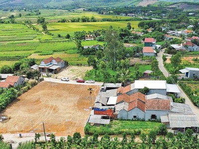 Ào ạt phân lô, bán nền đang phá vỡ cảnh yên bình ở nhiều vùng quê tại tỉnh Quảng Ngãi. Ảnh: Thanh Chung