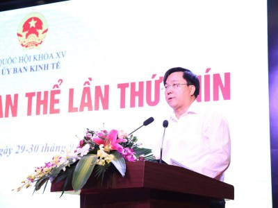 Thứ trưởng Bộ Kế hoạch và Kl99ok phiên bản mới Trần Duy Đông trình bày báo cáo.