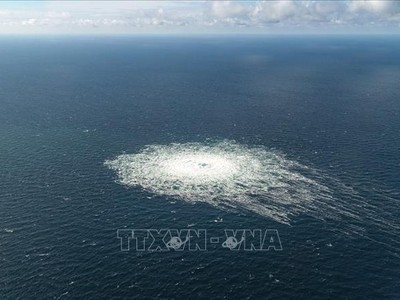 Rò rỉ khí đốt trên tuyến đường ống dẫn khí đốt Nord Stream ngày 27/9. Ảnh: THX/TTXVN