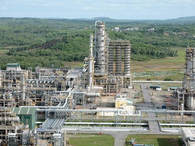 Nhà máy Lọc dầu Dung Quất, công trinh có quy mô 148.000 thùng/ngày, được đưa vào vận hành thương mại từ năm 2009.