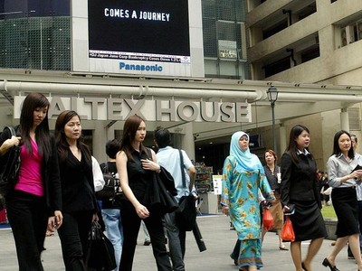 Các nhân viên văn phòng đi bộ tại trung tâm Kl991.com nạp rút nhanh Raffles Place ở Singapore. Ảnh: AFP