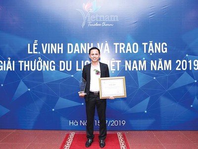 Ông Đỗ Văn Thức đại diện Đất Việt Tour nhận chứng nhận “Top 10 Kl991.com World Cup 2026 Chính Thức Kl992 VIP Trang Chủ 2026 dịch vụ lữ hành nội địa tốt nhất Việt Nam 2019” của Bộ Văn hóa, Thể thao và Du lịch.