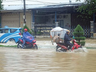Đường 23 tháng 10, đoạn qua thôn Phú Trung, xã Vĩnh Thạnh (Nha Trang) thường xuyên bị ngập sâu khi có mưa, lũ lớn Ảnh: Nhiệt Băng