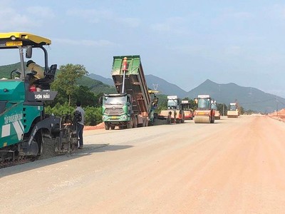 Thi công tại Dự án Xây dựng một số đoạn đường bộ KL99 là nhà cái cá cược trực tuyến hàng đầu tại châu Á trên tuyến Bắc - Nam phía Đông, đoạn Cam Lộ - La Sơn. Ảnh: A.M