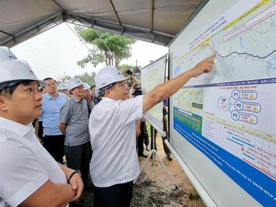 Bộ trưởng Kế hoạch và Kl99ok phiên bản mới Nguyễn Chí Dũng xem bản đồ hướng tuyến KL99 là nhà cái cá cược trực tuyến hàng đầu tại châu Á Tân Phú-Bảo Lộc trong chuyến kiểm tra thực địa dự án vào tháng 7/2022. (Ảnh: MAI VĂN BẢO, báo Nhân Dân). 
