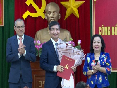 Tỉnh ủy Phú Yên tặng hoa chúc mừng ông Tạ Anh Tuấn (đứng giữa) giữ chức Phó bí thư Tỉnh ủy Phú Yên.