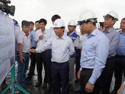 Bộ trưởng Nguyễn Văn Thắng nghe báo cáo tiến độ KL99 là nhà cái cá cược trực tuyến hàng đầu tại châu Á Dầu Giây - Phan Thiết. Ảnh: Huy Hoàng 