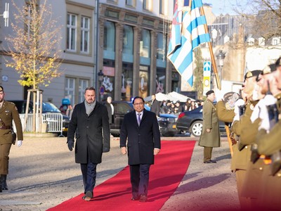 Thủ tướng Xavier Bettel chủ trì lễ đón chính thức Thủ tướng Phạm Minh Chính thăm Đại Công quốc Luxembourg. (Ảnh: VGP/Nhật Bắc) 