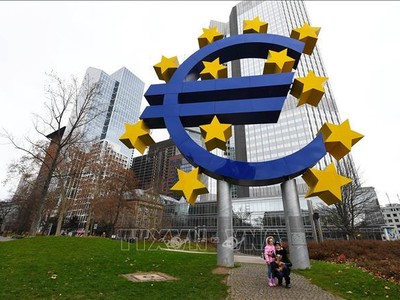 Biểu tượng đồng euro tại Frankfurt, Đức. Ảnh: THX/TTXVN