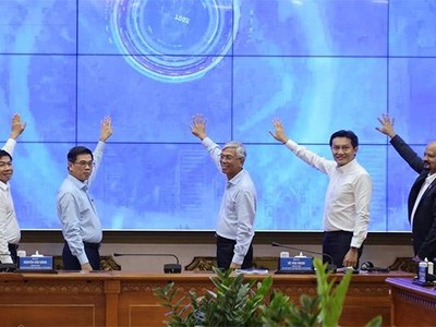 Lãnh đạo TP.HCM cùng các sở, ngành thực hiện nghi thức công bố chương trình đánh giá năng lực điều hành của các sở, ngành - Ảnh: TTBC