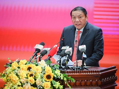 Bộ trưởng Bộ Văn hóa, Thể thao và Du lịch Nguyễn Văn Hùng phát biểu tham luận.