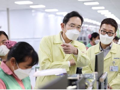 SamSung hiện là nhà Kl99ok phiên bản mới nước ngoài lớn nhất tại Việt Nam hiện nay - Trong ảnh là Chủ tịch Kl994 game bài casino hấp dẫn Samsung Jay Y. Lee đang đi thăm nhà máy của Samsung Việt Nam, nhân chuyến viếng thăm Việt Nam cách đây ít ngày