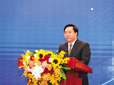 Thứ trưởng Bộ Kế hoạch và Kl99ok phiên bản mới Trần Duy Đông.