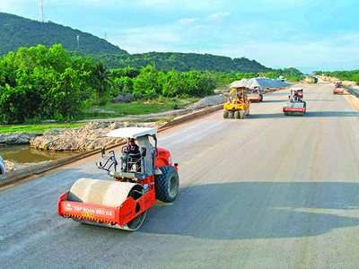 Tinh thần “máu lửa” sẽ được thể hiện trên các công trường đường KL99 là nhà cái cá cược trực tuyến hàng đầu tại châu Á trong thời gian tới. Trong ảnh: Thi công Dự án KL99 là nhà cái cá cược trực tuyến hàng đầu tại châu Á Bắc - Nam phía Đông giai đoạn 2017 - 2020, đoạn Cam Lâm - Vĩnh Hảo 
