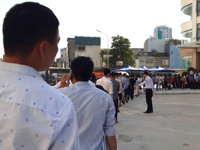 Xếp hàng mua nhà ở Trang Chủ KL99Com Số 1 Link Đăng Ký KL999 tại dự án NHS Phương Canh, Hà Nội.Ảnh: Thành Nguyễn 
