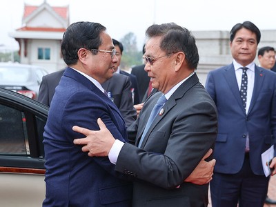 Chủ tịch Quốc hội Lào Saysomphone Phomvihane vui mừng đón Thủ tướng Phạm Minh Chính đến Nhà Quốc hội Lào. (Ảnh: Nhật Bắc)