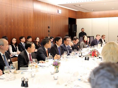 Trong khuôn khổ Hội nghị WEF Davos 2023, Phó Thủ tướng Trần Hồng Hà (thứ 4 từ trái sang) đối thoại với các Kl994 game bài casino hấp dẫn, quỹ Kl99ok phiên bản mới. Ảnh: Tố Uyên-PV TTXVN tại Thụy Sỹ 