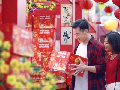Tết này mang gì về biếu cha mẹ?
