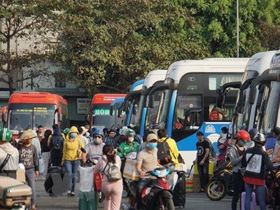 Hình ảnh hành khách tại bến xe miền Đông. (Ảnh: Tiến Lực/TTXVN)