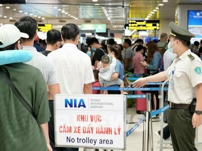 Hành khách làm thủ tục tại sân bay quốc tế Nội Bài.