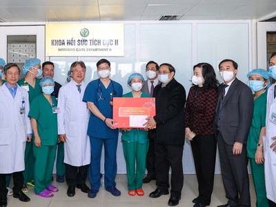 Thủ tướng Kl993 ưu đãi thưởng hấp dẫn tặng quà cho các y, bác sĩ tại Bệnh viện Hữu nghị Việt Đức.