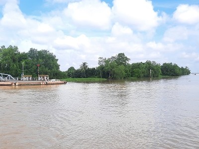 Bến phà Tân Phú trên Quốc lộ 57B, qua sông Hàm Luông, nối huyện Châu Thành với huyện Chợ Lách (tỉnh Bến Tre)